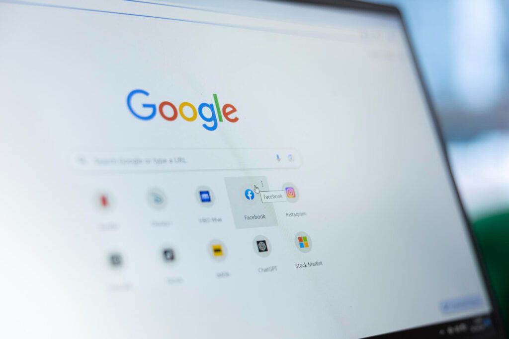 Representación de IA y humanos colaborando para crear contenidos que gusten a Google y a personas